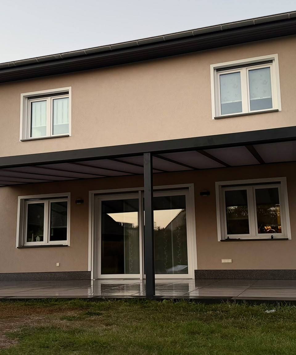 Widok na całą szerokość zadaszenia przy elewacji domu