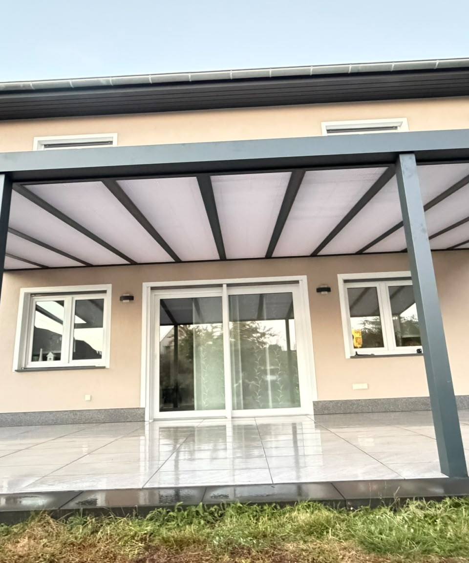 Plisy pod dachem i szyby przesuwne tarasowe w tle