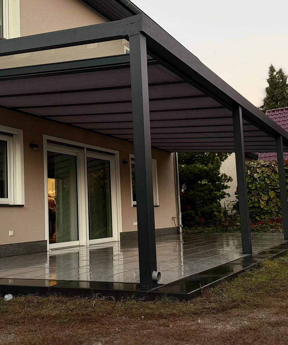 Boczny widok konstrukcji z rzędem słupów nad tarasem