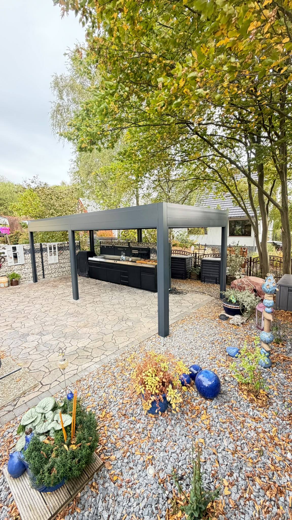 Pergola w kolorze antracytu nad placem z kuchnią ogrodową