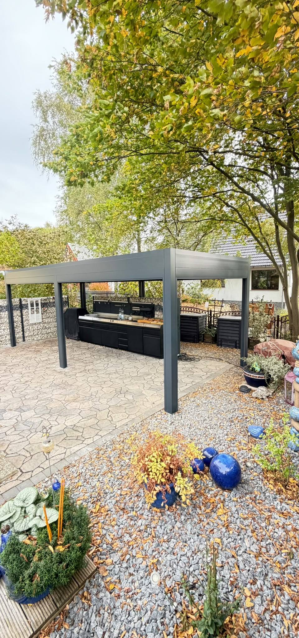 Pergola w kolorze antracytu nad placem z kuchnią ogrodową
