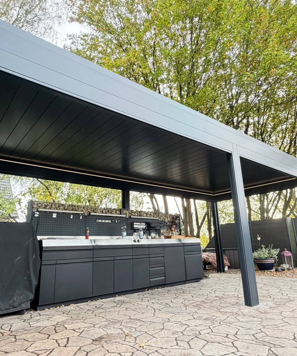 Pergola z boku, widoczna kuchnia ogrodowa i listwa LED