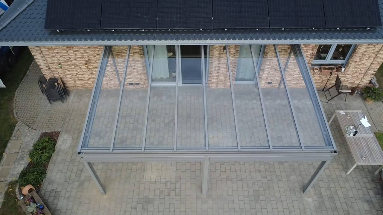Widok z drona na przeszklony dach przy ścianie domu