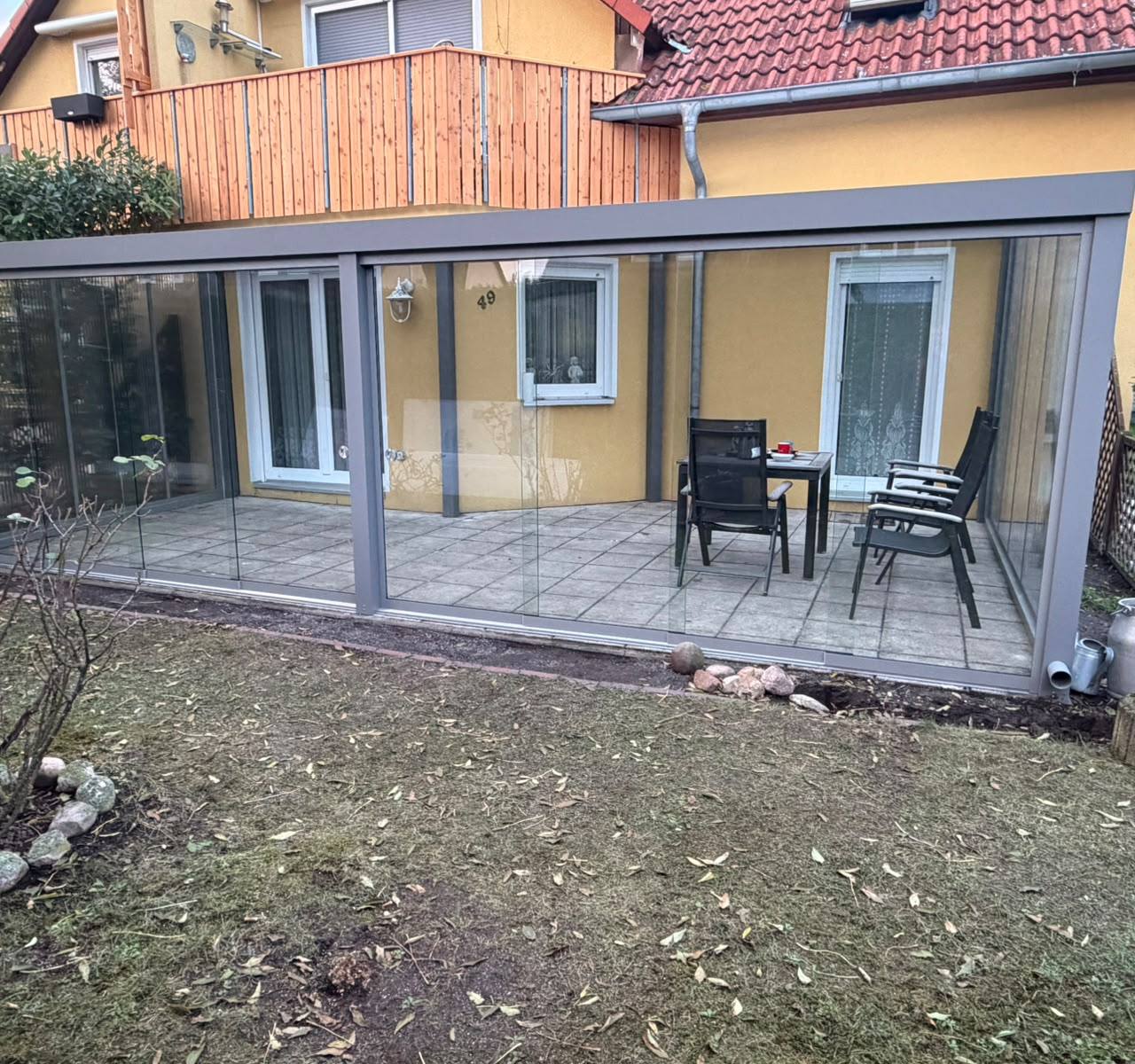 Pokój ogrodowy z szybami przesuwnymi od strony ogrodu, widok frontu