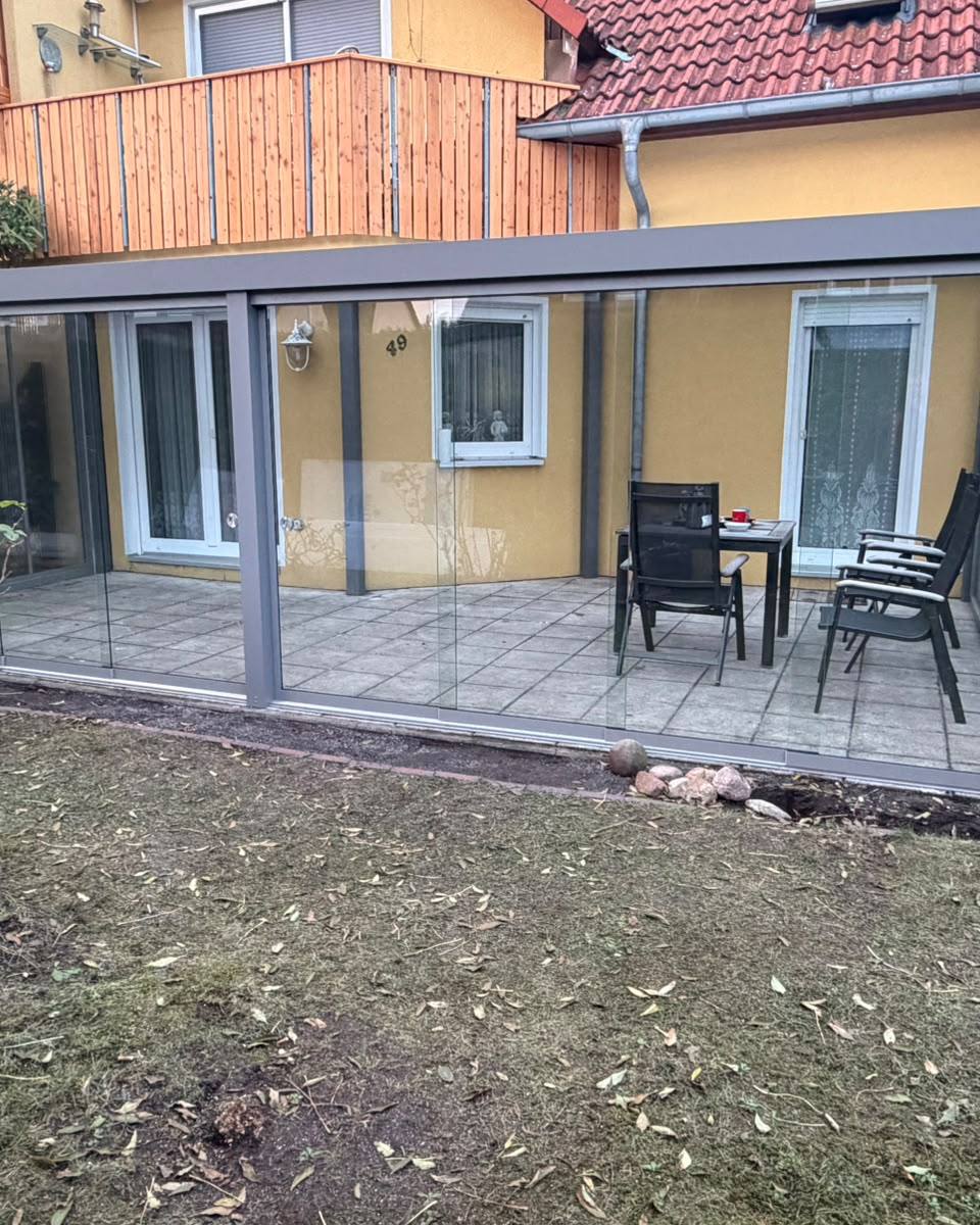 Pokój ogrodowy z szybami przesuwnymi od strony ogrodu, widok frontu