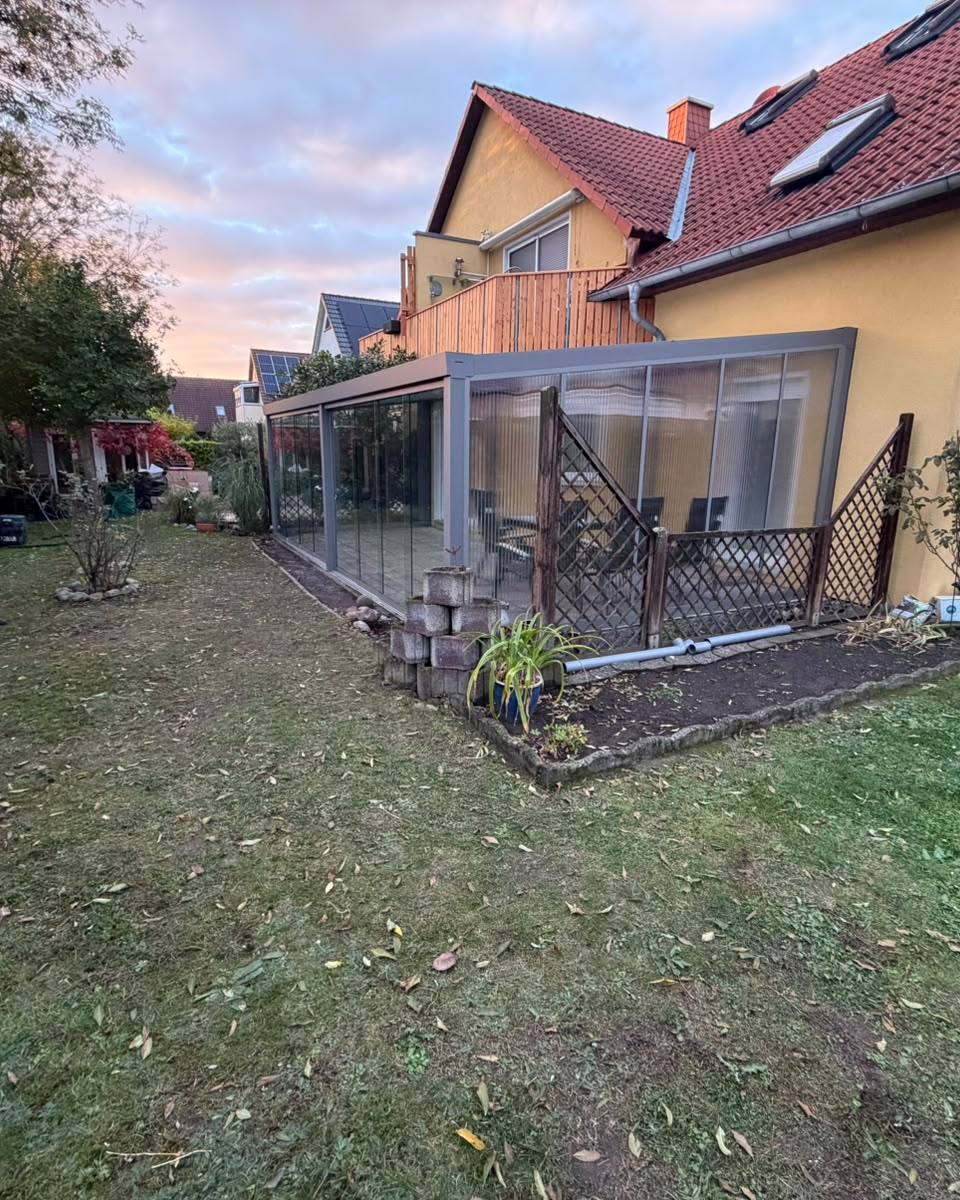 Widok z boku: ściana boczna z poliwęglanu i szklany front