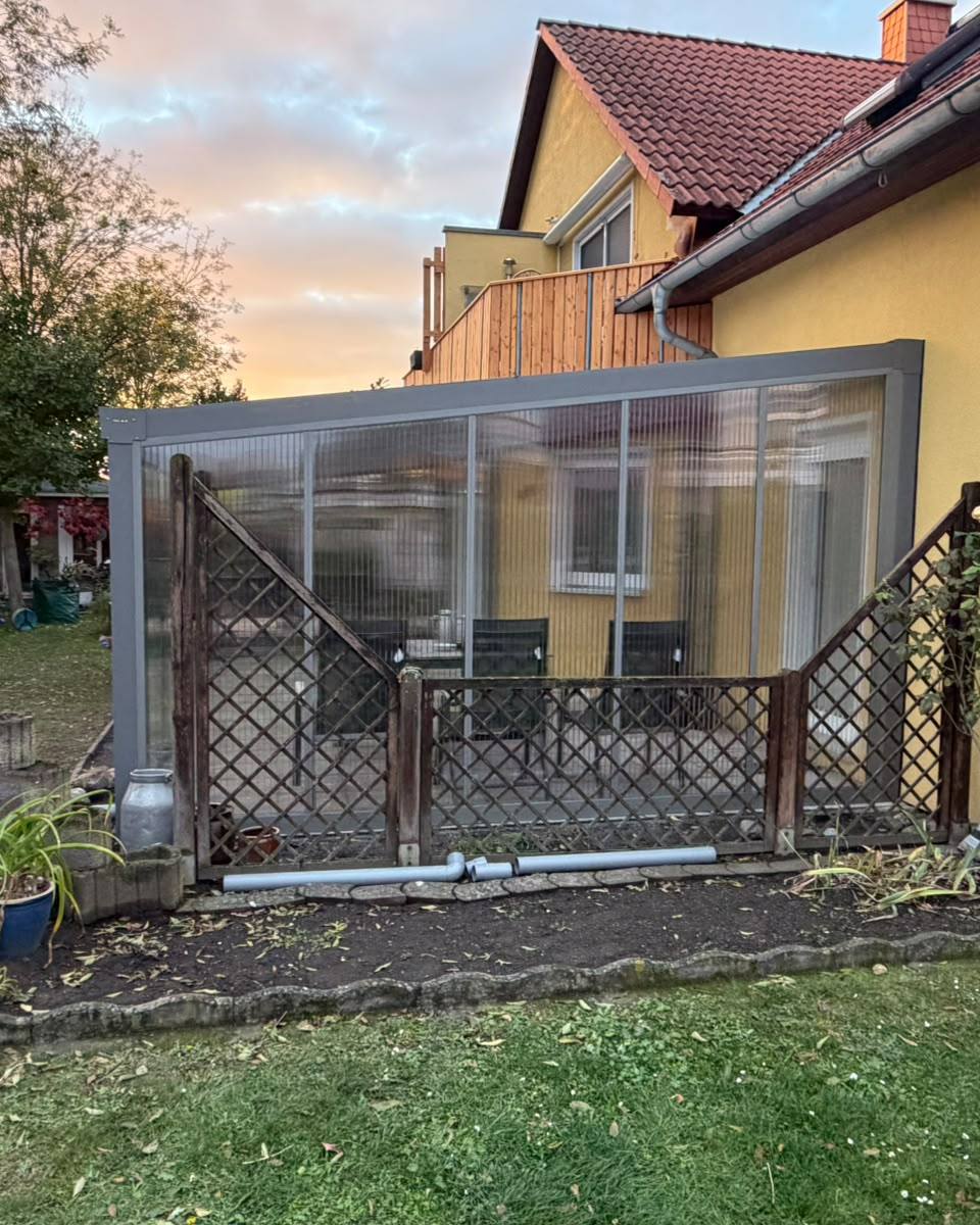 Ściana boczna z poliwęglanu przed starą kratą ogrodową