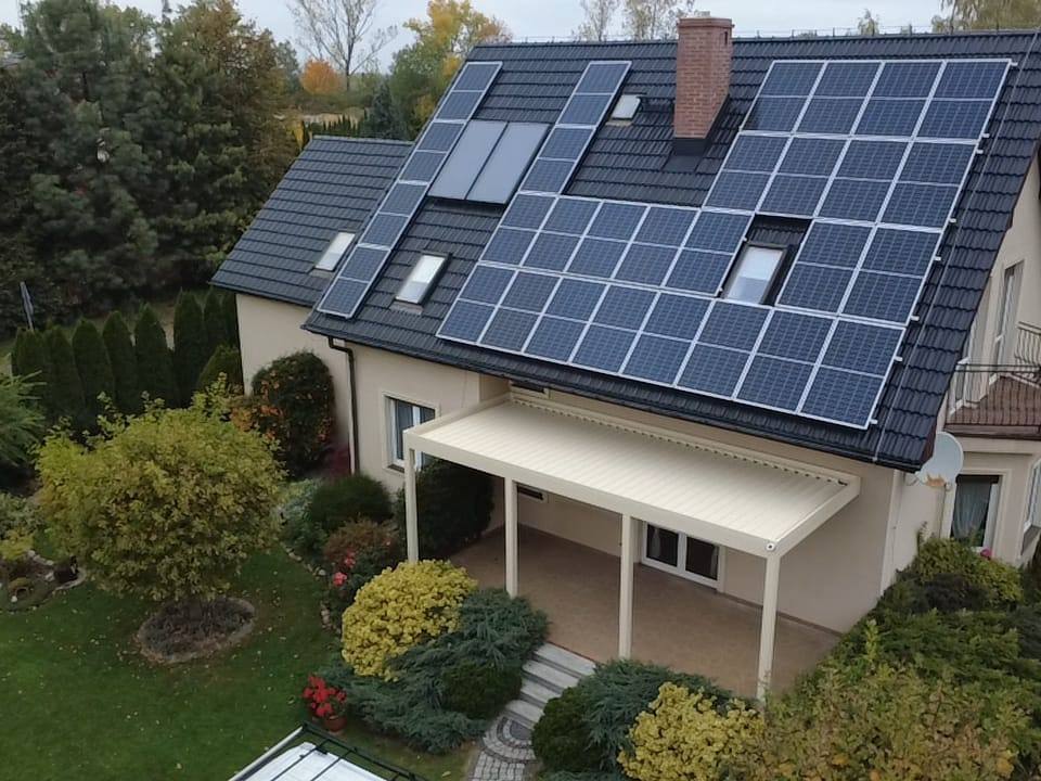 Pergola z lamelami obrotowymi — realizacja w Miłkowicach: zdjęcie 9