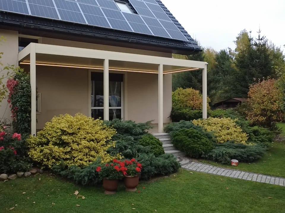 Pergola z lamelami obrotowymi — realizacja w Miłkowicach