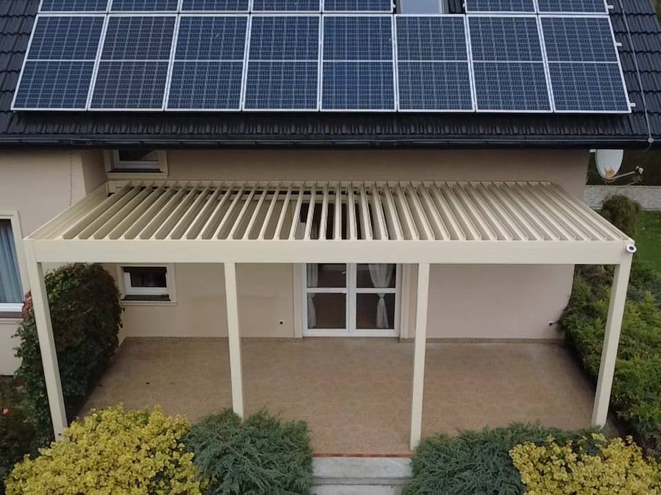 Pergola z lamelami obrotowymi — realizacja w Miłkowicach: zdjęcie 5