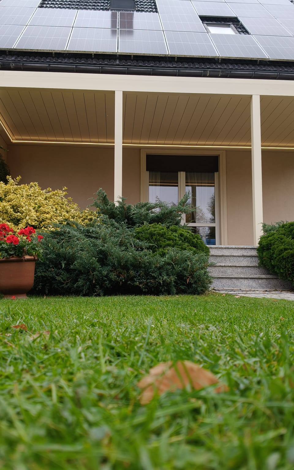 Pergola z lamelami obrotowymi — realizacja w Miłkowicach: zdjęcie 4