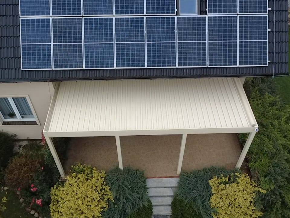 Pergola z lamelami obrotowymi — realizacja w Miłkowicach: zdjęcie 2