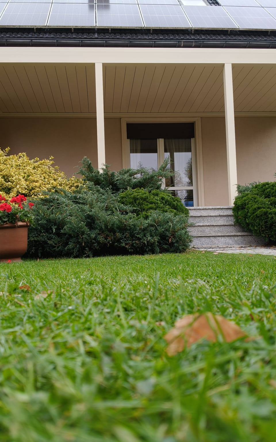 Pergola z lamelami obrotowymi — realizacja w Miłkowicach: zdjęcie 7
