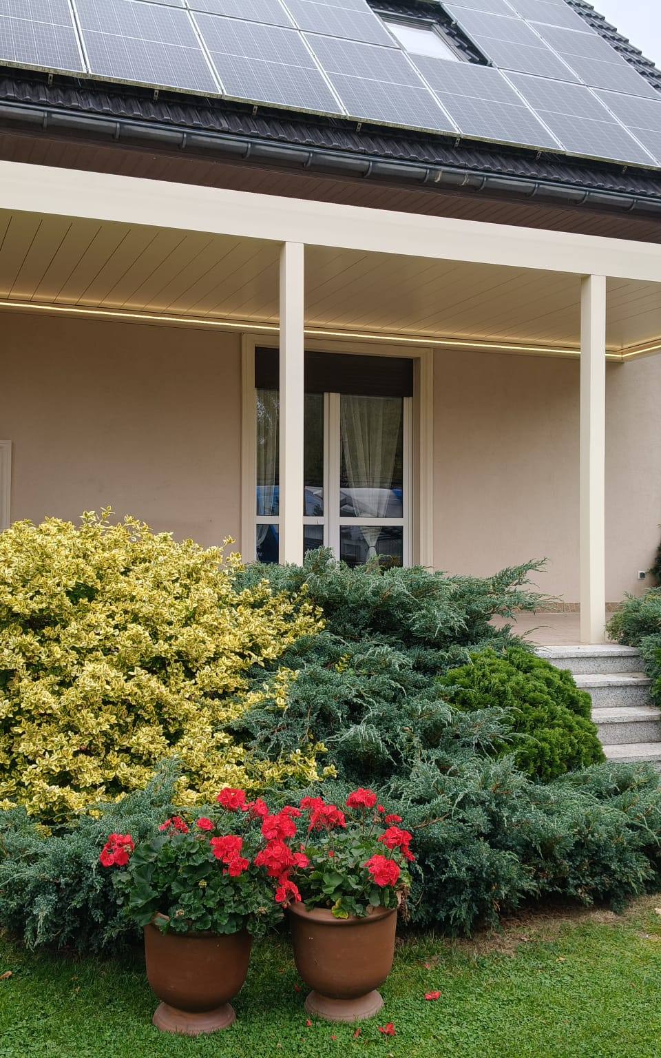Pergola z lamelami obrotowymi — realizacja w Miłkowicach: zdjęcie 3
