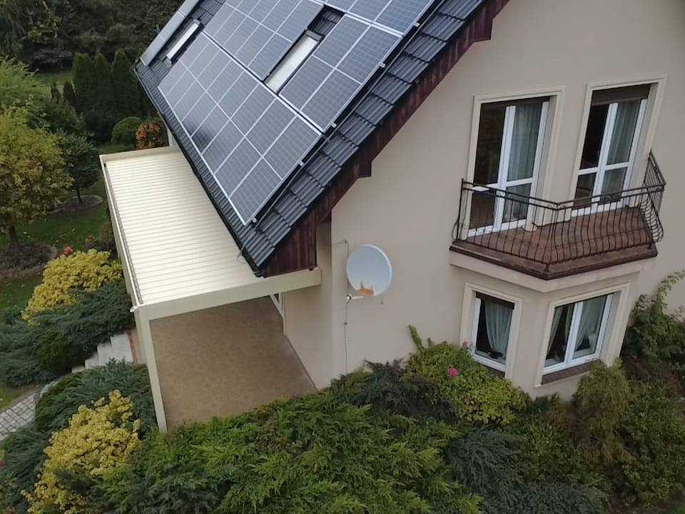 Pergola z lamelami obrotowymi — realizacja w Miłkowicach: zdjęcie 10