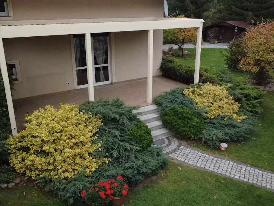 Pergola z lamelami obrotowymi — realizacja w Miłkowicach: zdjęcie 6
