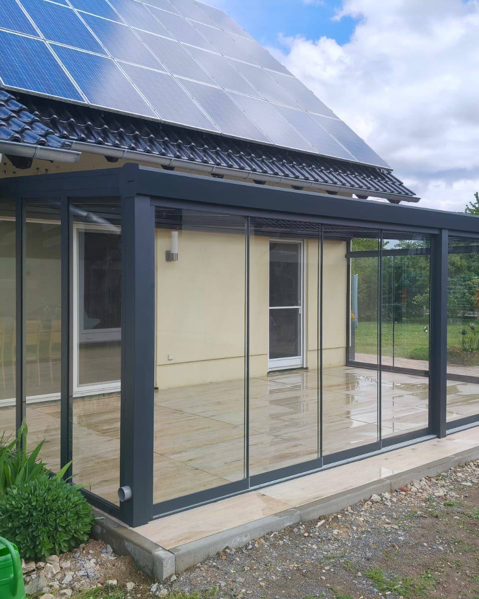 Zadaszenie tarasu Trendstyle 7 × 4 m przy ścianie domu w Pegau