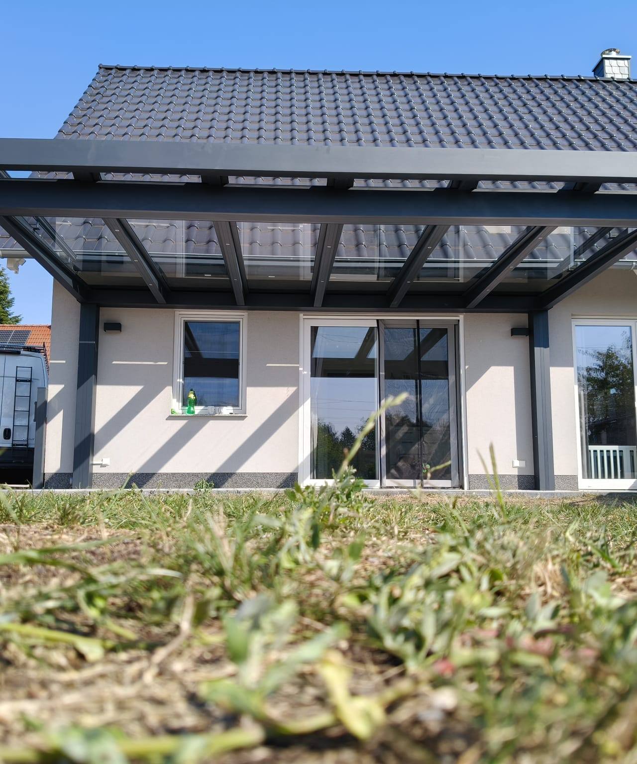 Wolnostojące zadaszenie tarasu Ultrastyle Classic pod okapem domu w Brieskow-Finkenheerd