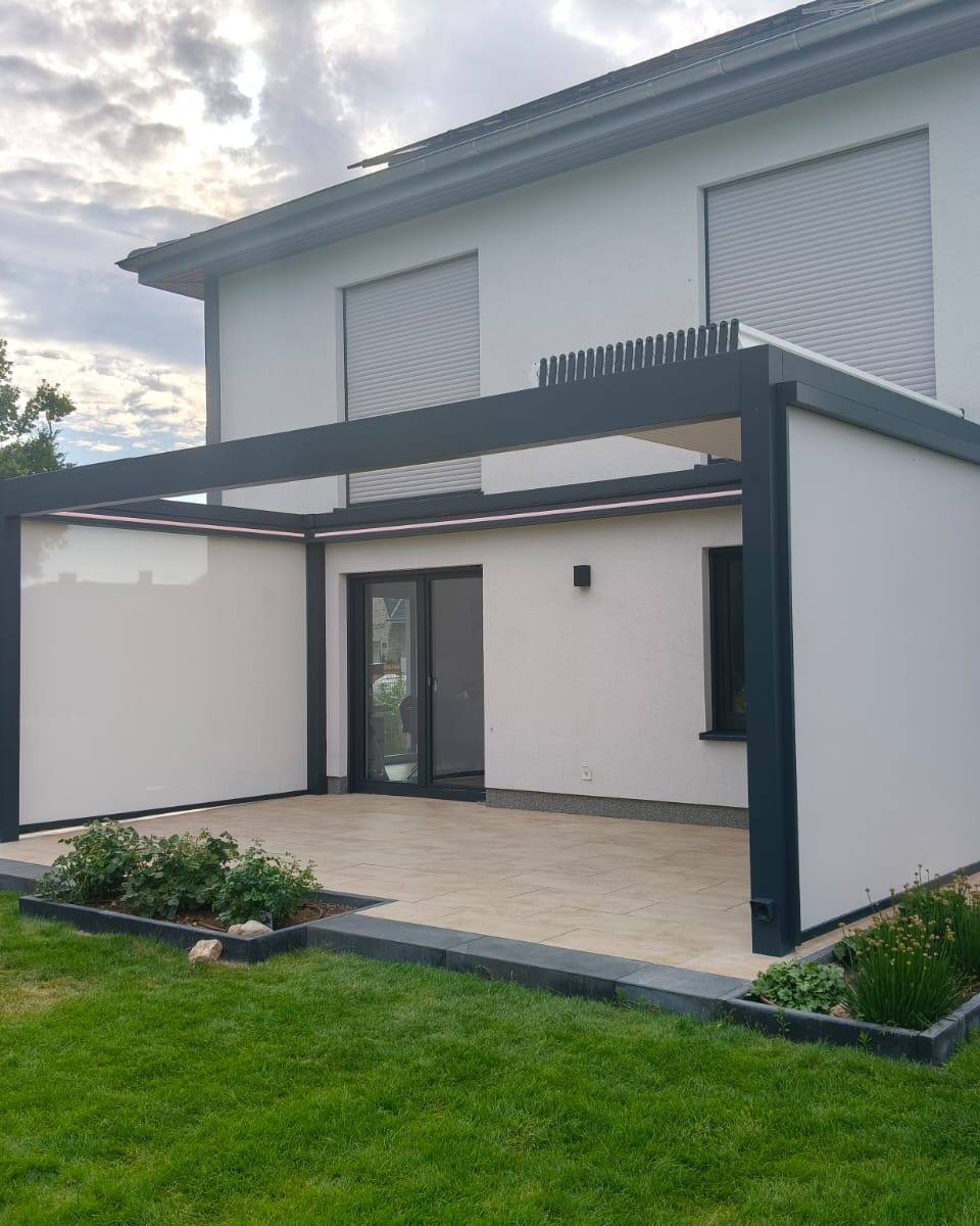 Pergola Deluxe z dachem lamelowym i roletami zip w Ludwigsfelde