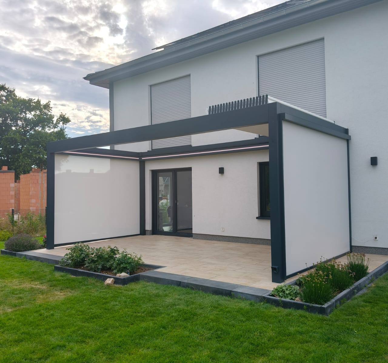Pergola Deluxe z dachem lamelowym i roletami zip w Ludwigsfelde