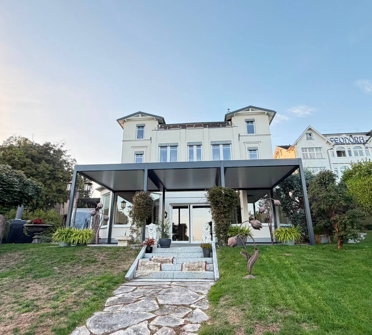 Pergola lamelowa z trzech modułów w Sassnitz, 9 m szerokości