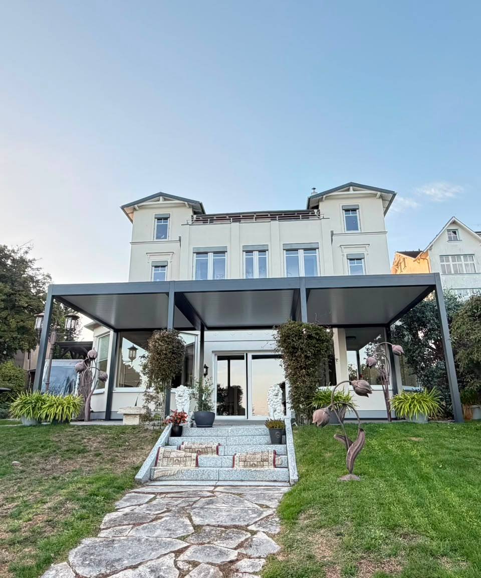 Pergola lamelowa z trzech modułów w Sassnitz, 9 m szerokości